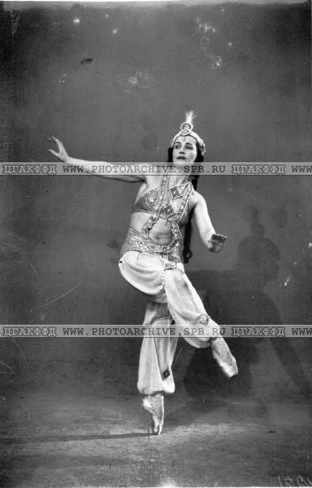 Ф.И.Балабина в роли Заремы в сцене из II акта балета Б.Асафьева «Бахчисарайский фонтан». 1940