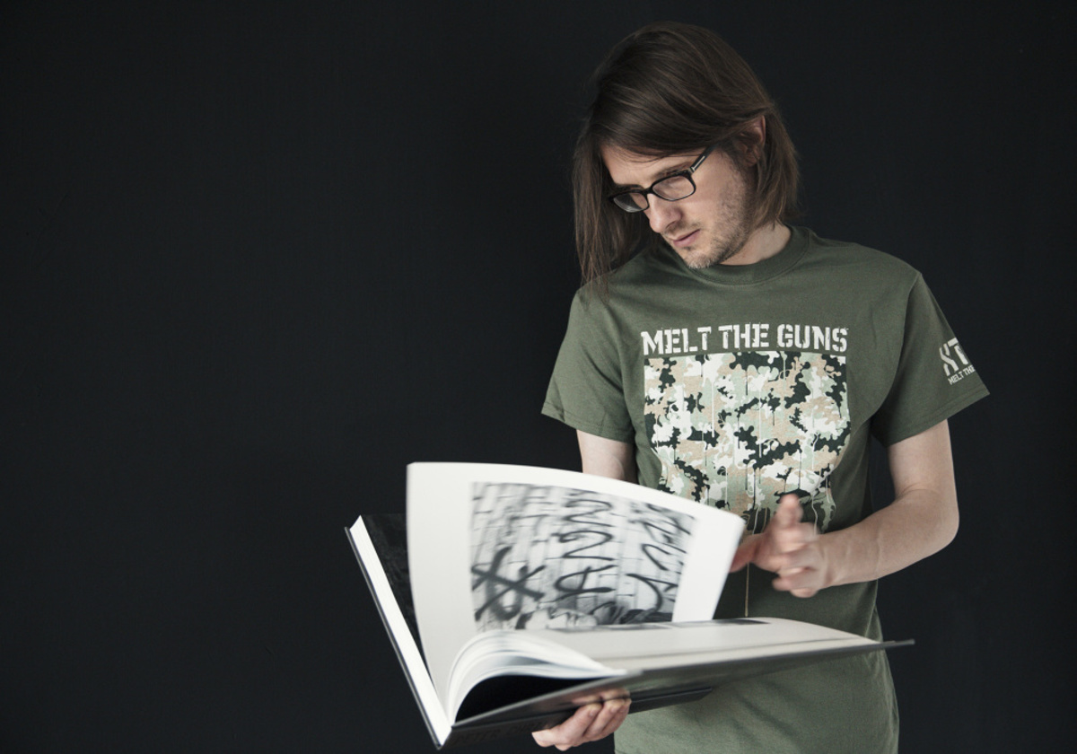 Стивен Уилсон разглядывает фотоальбом Питера Кристоферсона.