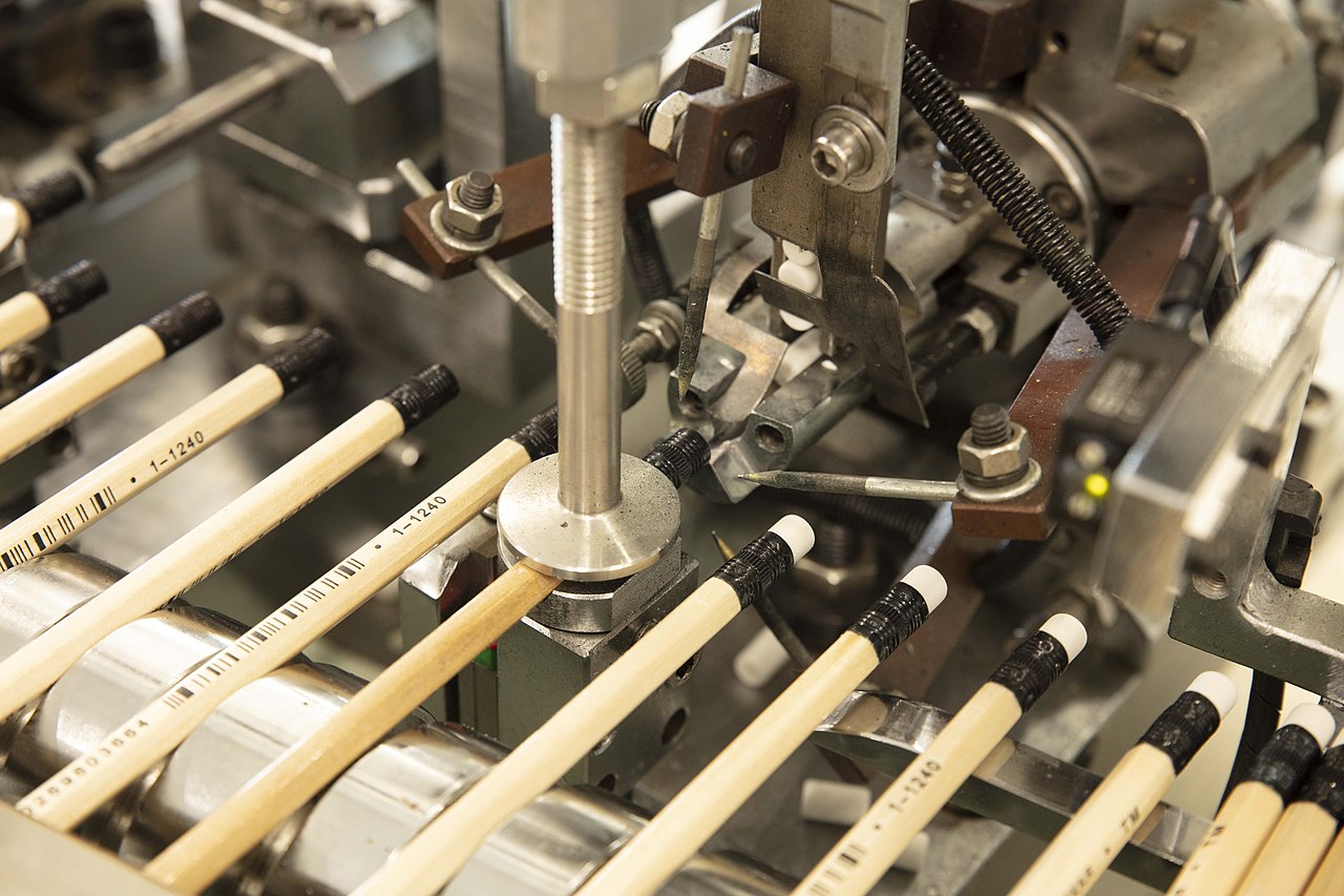 Штемпелевание, нанесение логотипа на корпус карандаша. Крепление ластика