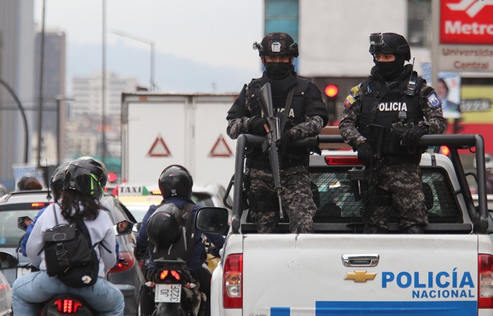 Полиция Эквадора во время операции.jpg