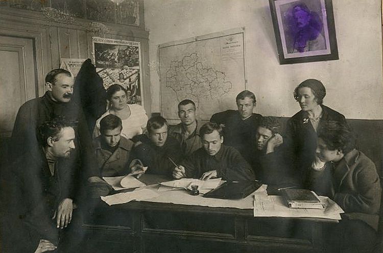 При Сталине имя Троцкого и его изображения зачёркивали