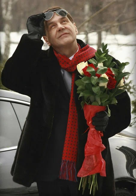 Кадр из фильма «Новогодний детектив», в кадре Сергей Маковецкий