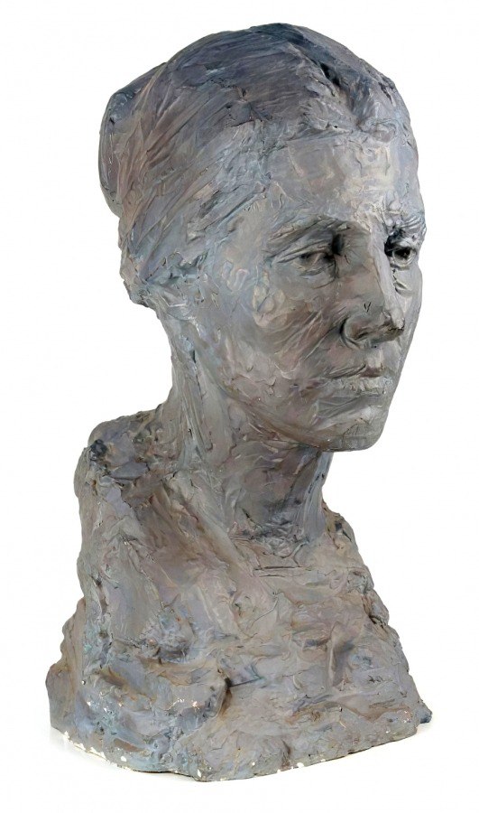 Портрет жены. Гипс тонированный. 64х31х42. 20 век. Магаданский областной краеведческий музей.