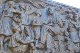 Горельеф «Ленин с детьми» в московском парке Победы (Санкт-Петербург)