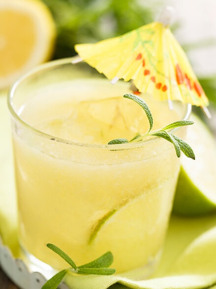 Файл:Ананасовая шипучка с розмарином (коктейль).jpg