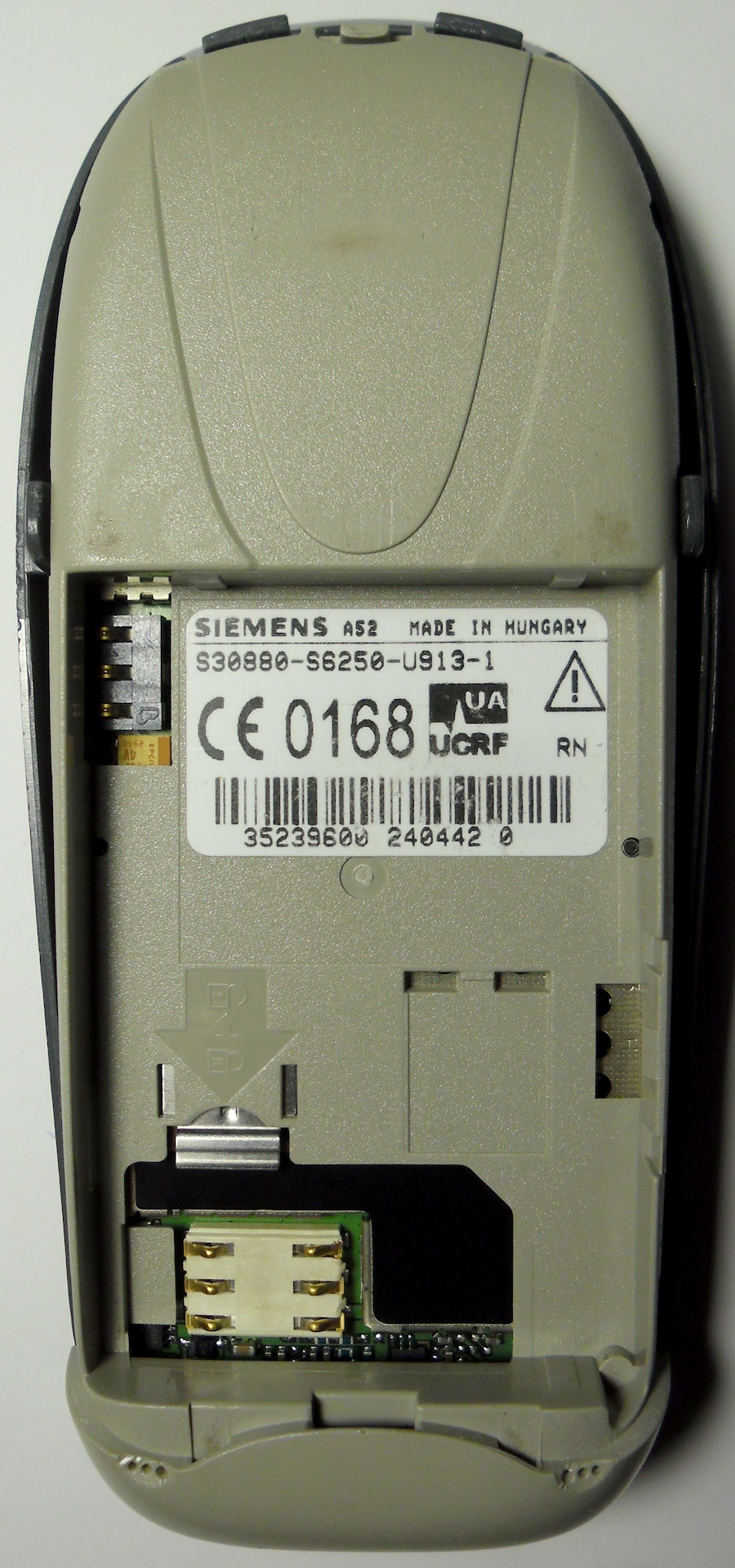 Отсек для аккумулятора и слот для SIM-карты.