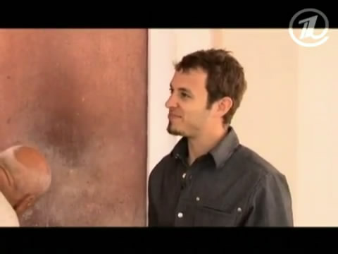 06. Третья серия. Первая сцена в фильме с активным участием Робэна (в левом углу — Владимир Познер пьёт из источника воду Эвиан).