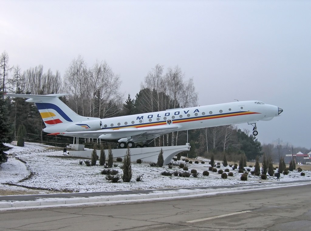 Самолёт-памятник Ту-134 около аэропорта Кишинёва