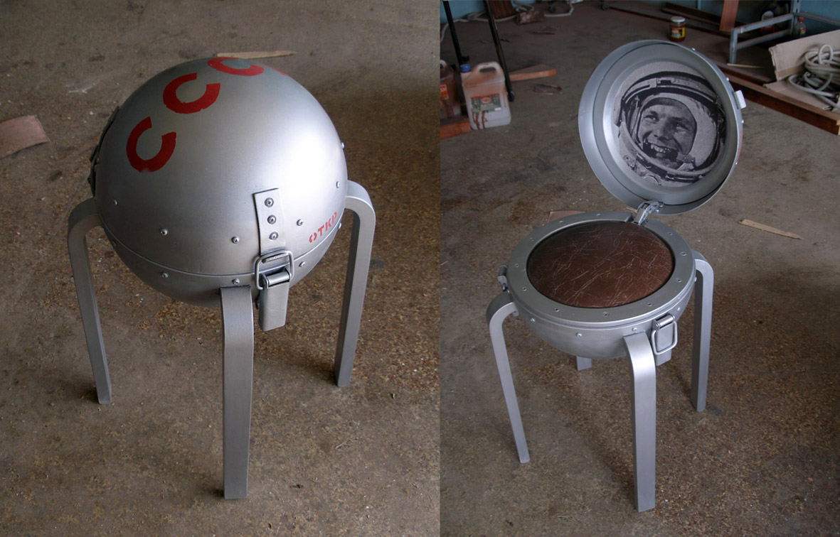 Табурет «Гагарин» (II место на конкурсе журнала «Центр», 2006)