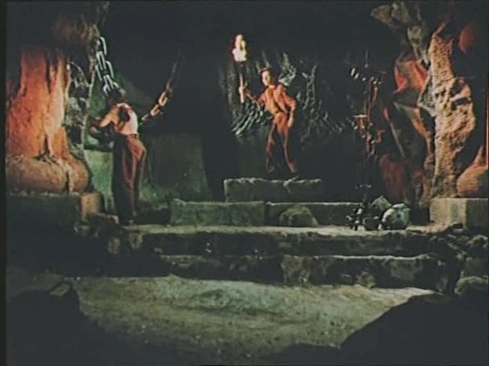 09. Оказавшись запертыми в пещере, Камо и Асмик находят остатки древней культуры, а затем и воду.