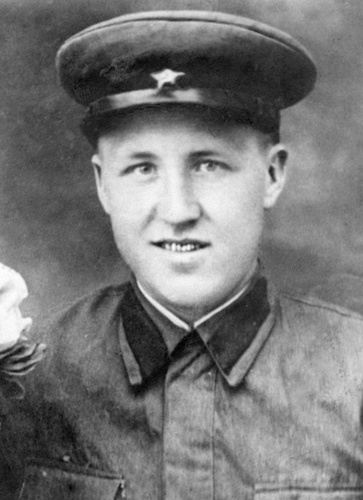 Герой Советского Союза, гвардии старшина Василий Дмитриевич Ревякин.