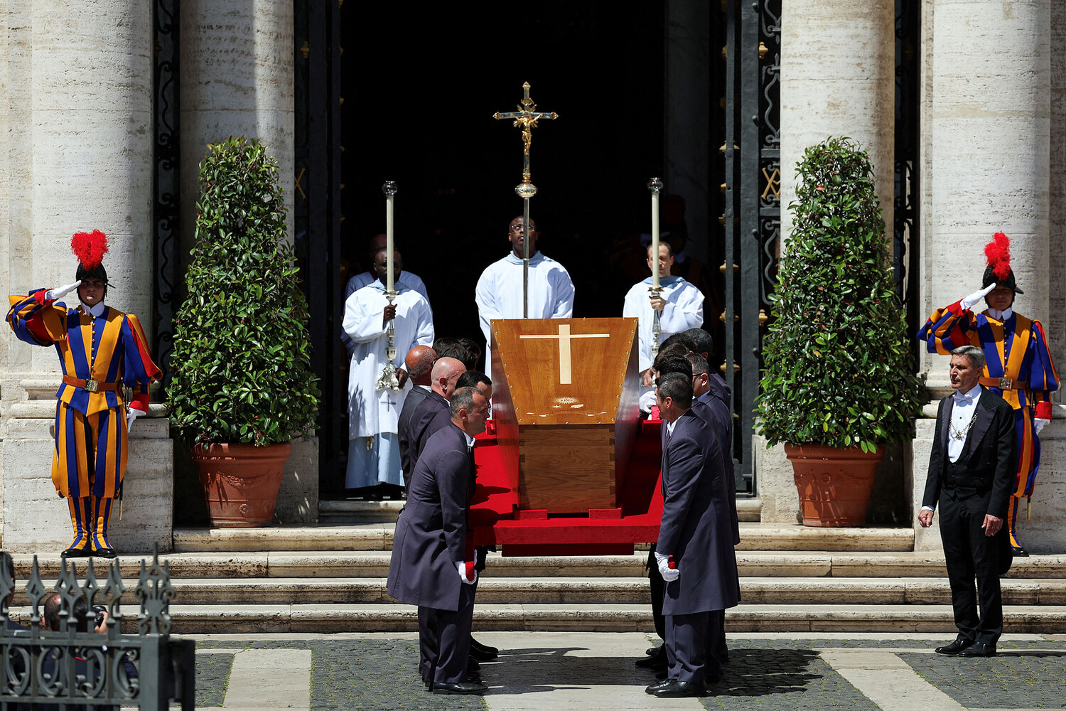 Церемония прощания с папой Римским Франциском в Ватикане