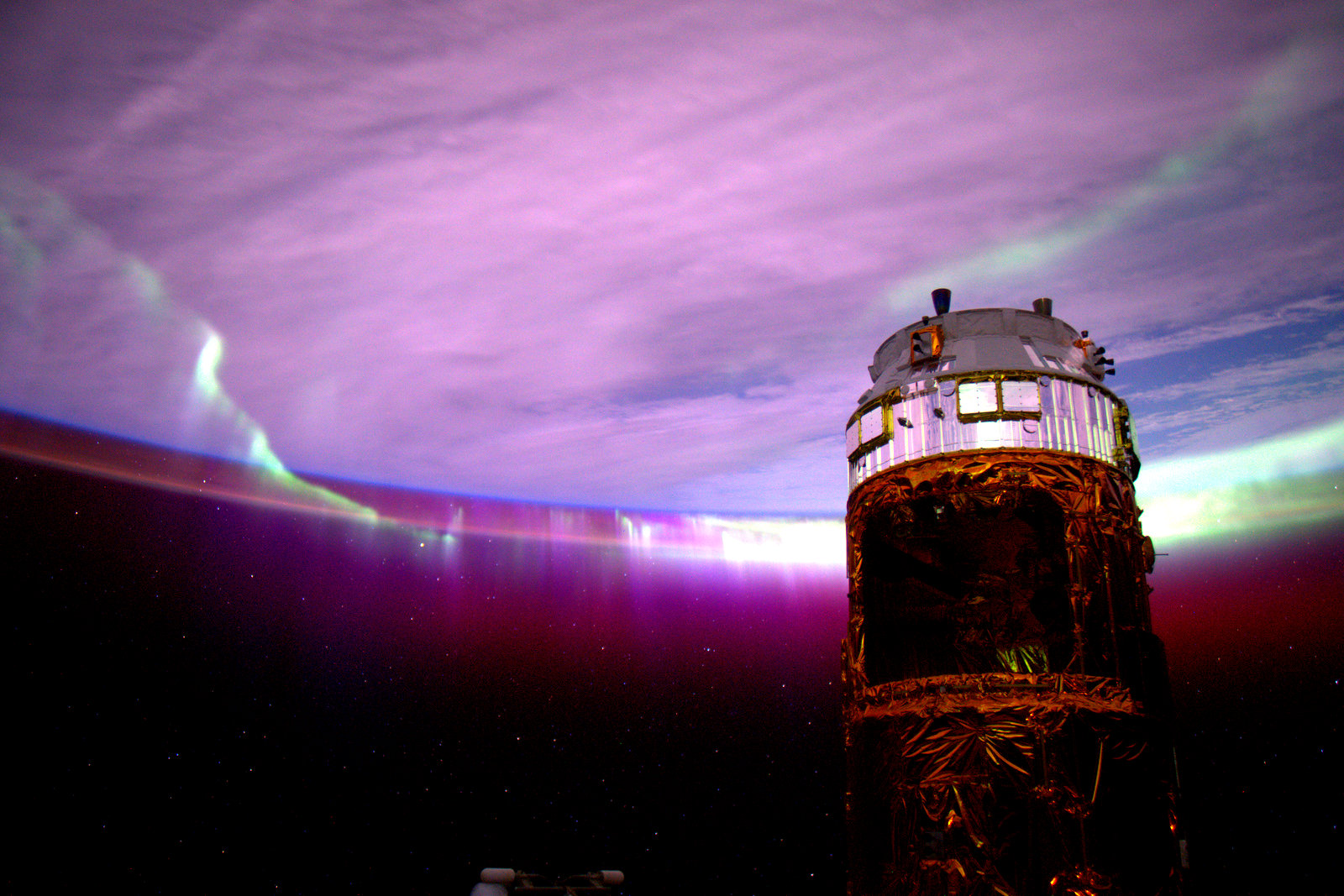 Файл:ISS-44 Purple Aurora australis.jpg