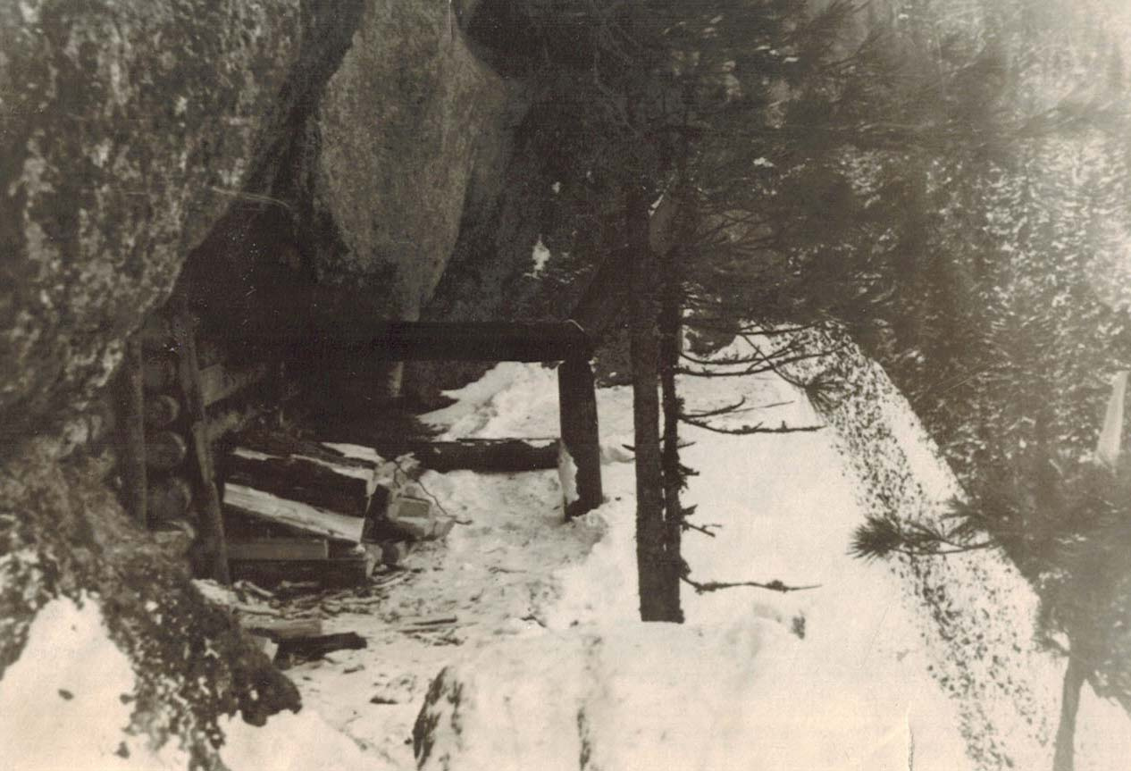 Изба Грифы, первая пещера в скале, в которой вначале располагалась изба (1960-е годы). За первой пещерой теперь находится бревно для перехода к избе.