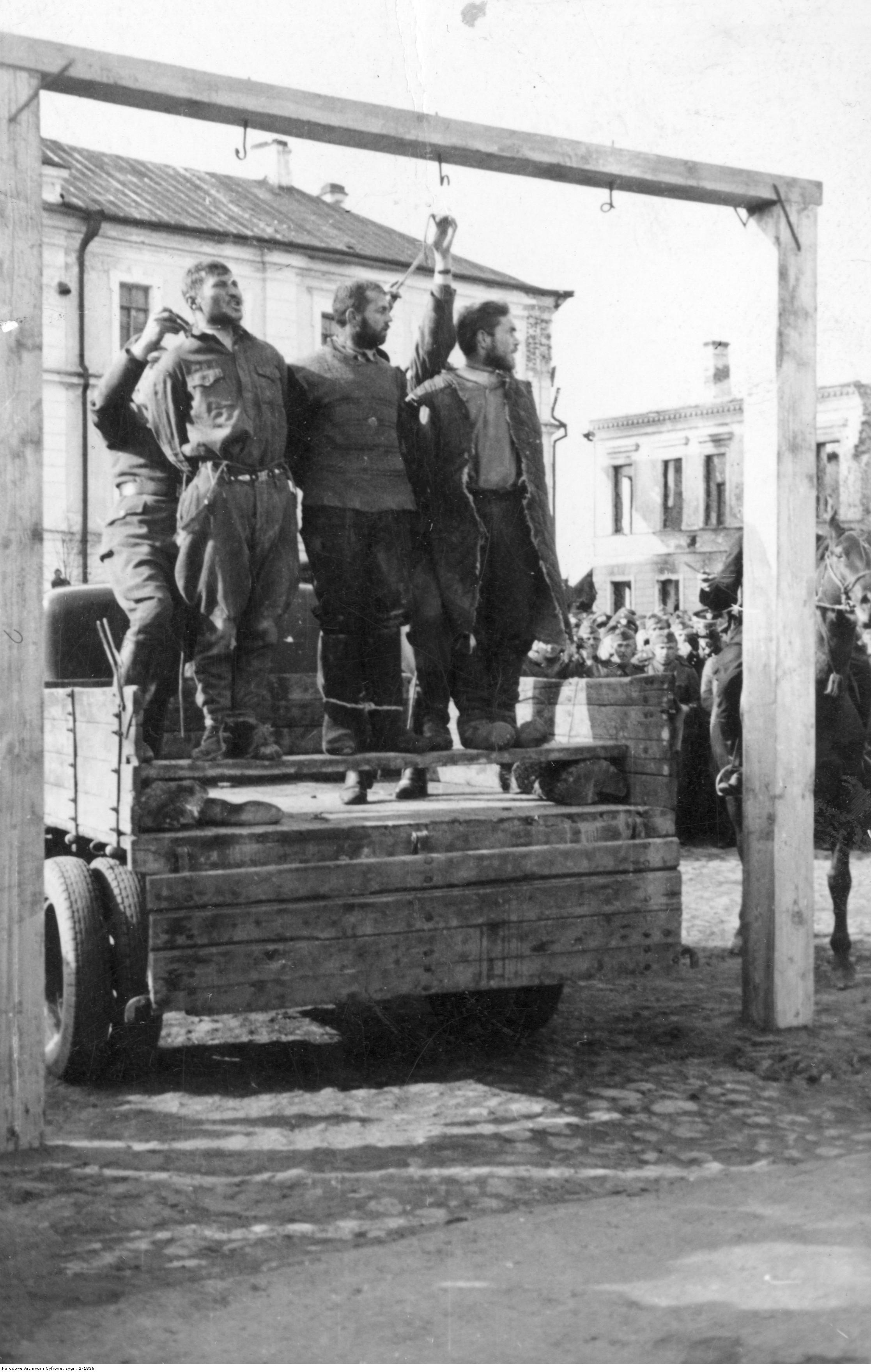 Казнь пленных и партизан.