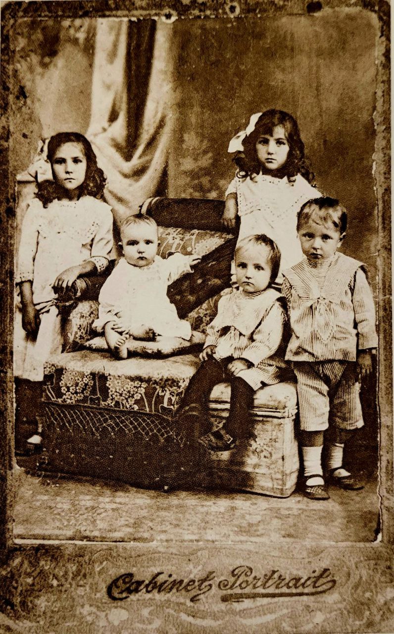 Дети семьи Молий. Слева направо: Клавдия, Михаил, Виктор, Владимир, Анна. Баку, 1915 г.