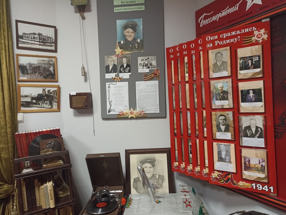 Зал «Станица Кавказская в годы Великой Отечественной войны». Фрагмент экспозиции о Герое Советского Союза В. К. Рыжове и о других жителях станицы, сражавшихся на фронтах Второй мировой войны.