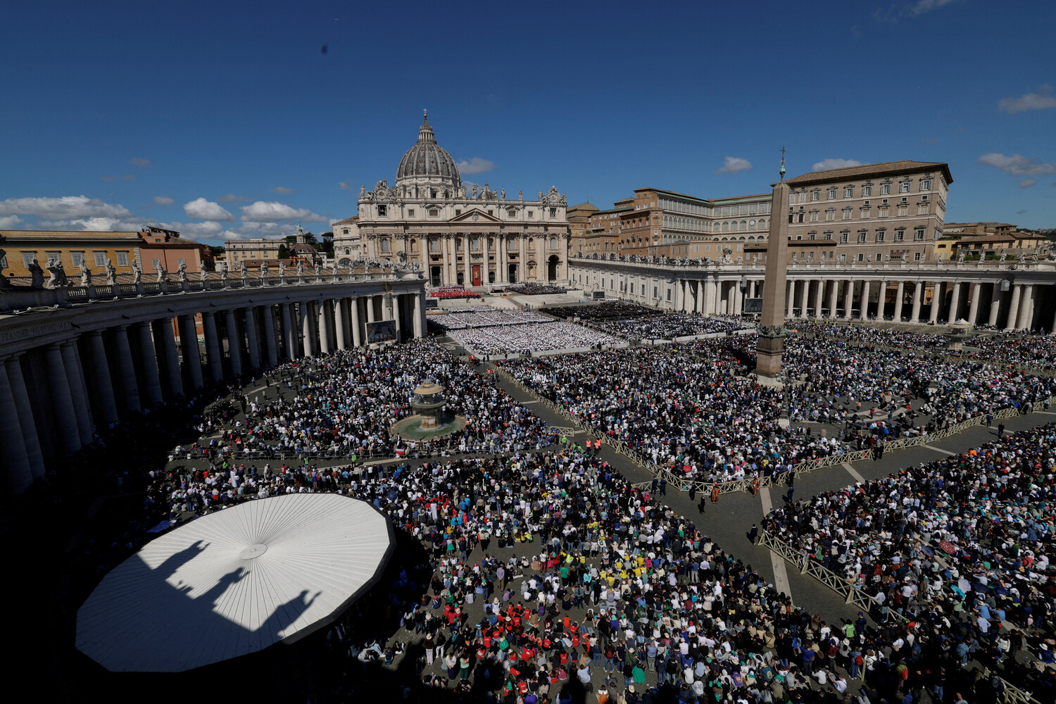 Церемония прощания с папой Римским Франциском на площади Святого Петра в Ватикане