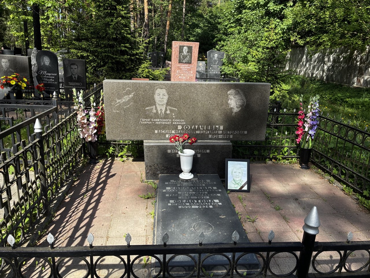 Хохлачёв Василий Фёдорович. Надгробный памятник. Монинское мемориальное кладбище.