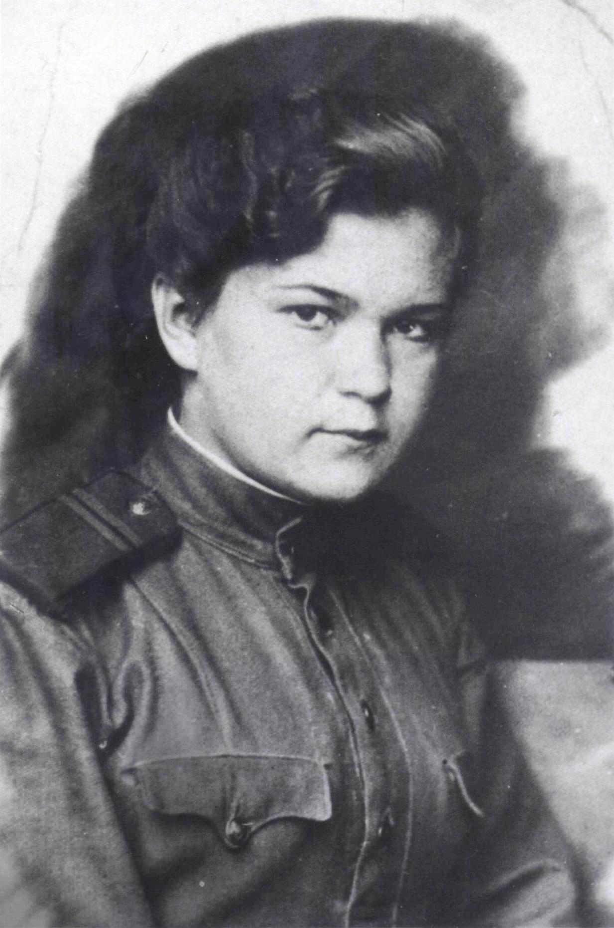 Младший сержант Панова В. Н. в 1944 году.jpg