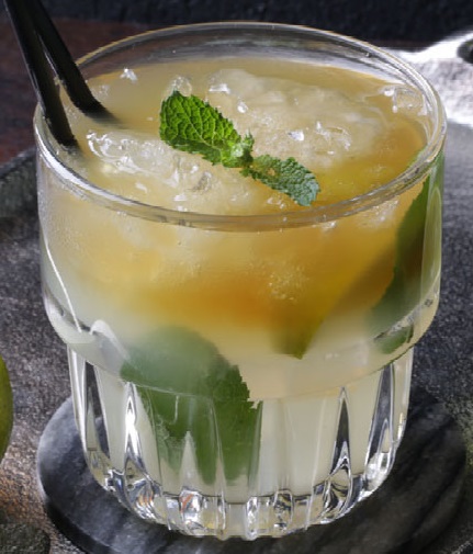 Ананасовый дайкири (коктейль) 2.jpg