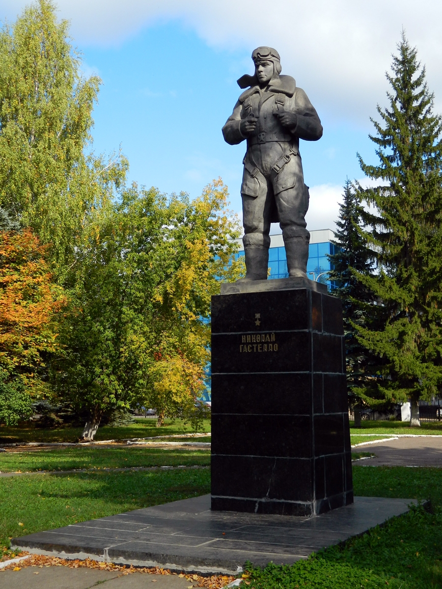 Памятник Гастелло (Уфа).jpg