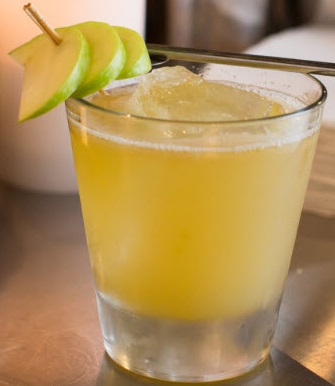 Файл:Яблочный джин-тоник (коктейль).jpg