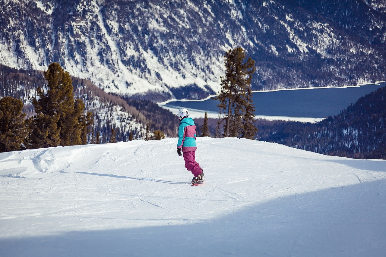 Вид с трассы на Телецкое озеро