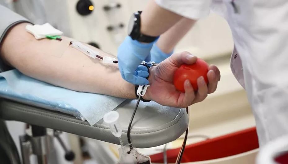 Файл:Донор сдаёт кровь.jpg