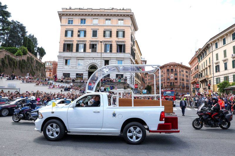 Церемония прощания с папой Римским Франциском по улицам Рима