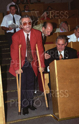 С костылями