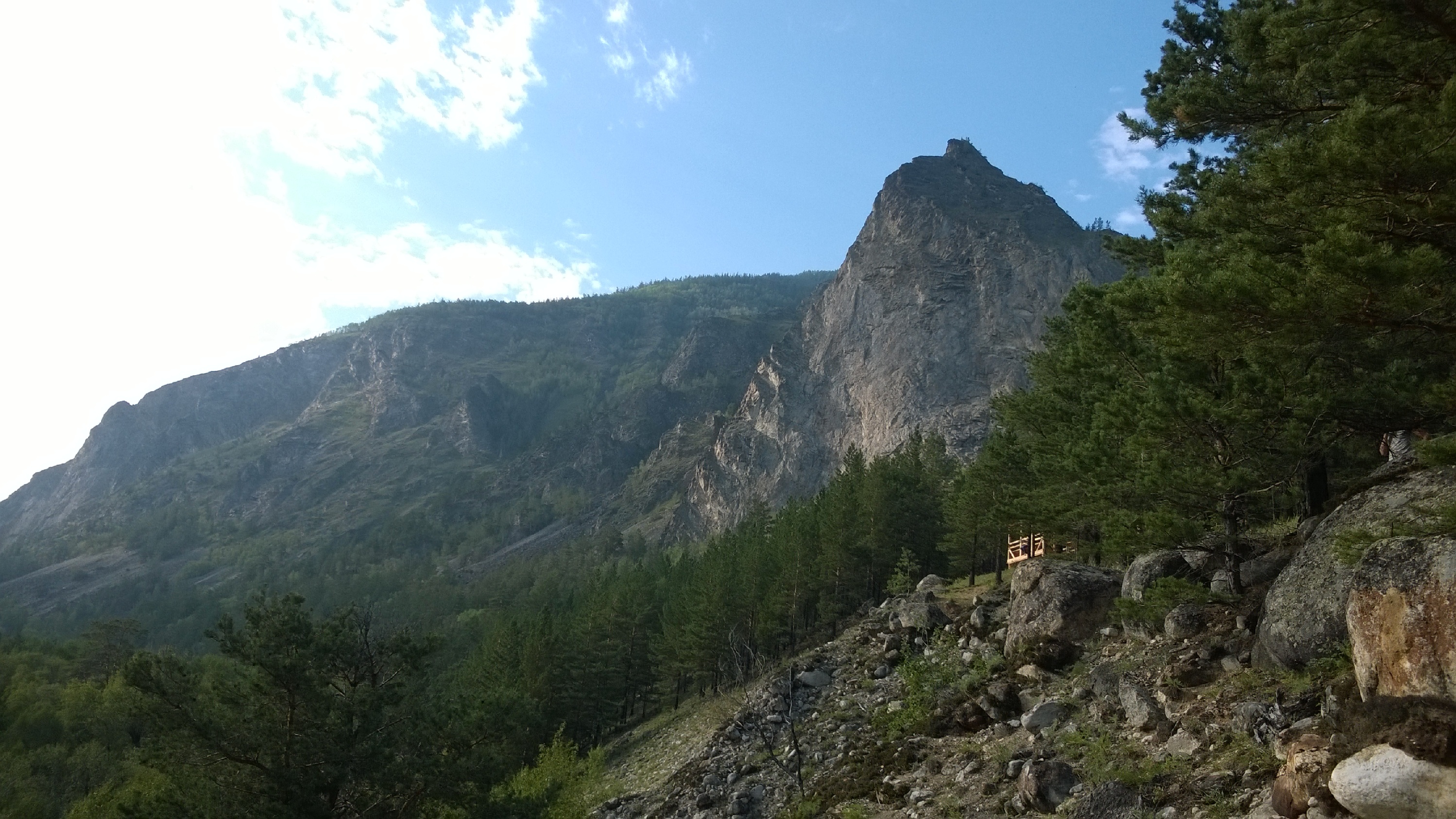 Оцените масштаб гор в сравнении с деревянной верандой.jpg