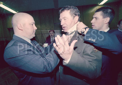 Абельцев завязывает Жириновскому галстук