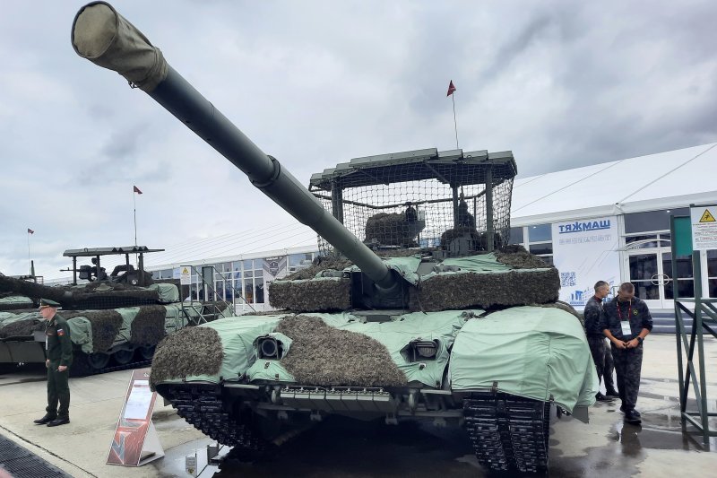 Файл:Танк с противодроновым навесом.jpg