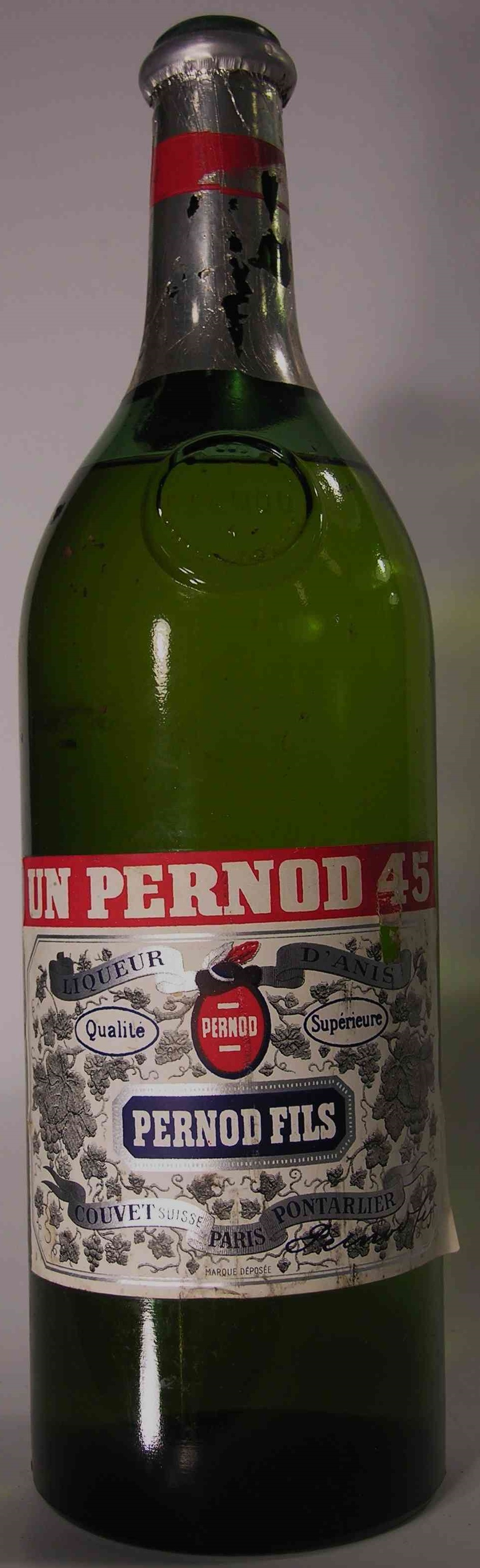 с PERNOD в красном кружке, сверху UN PERNOD 45