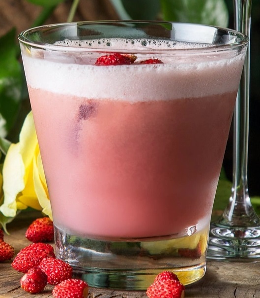 Файл:Земляничный сауэр (коктейль).jpg