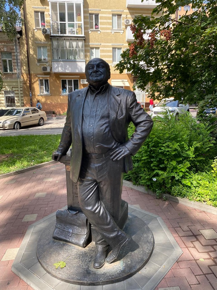 Файл:Памятник Жванецкому Ростов.jpg