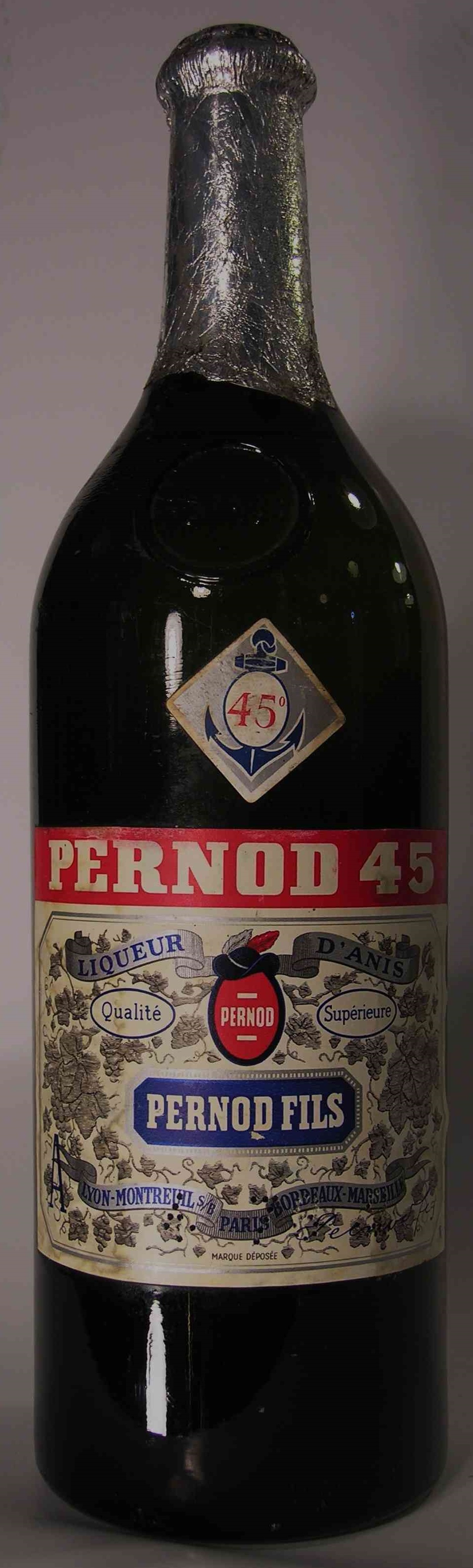 с PERNOD в красном кружке, сверху PERNOD 45, Lion Montreuil s/b, с перфорацией внизу