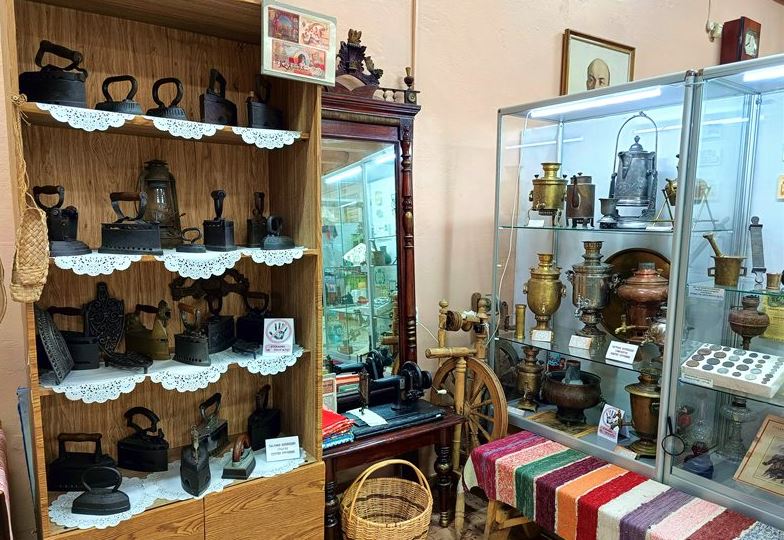 Коллекция утюгов и коллекция самоваров.