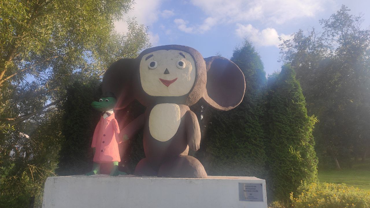 Карикатурная скульптура Чебурашки с крокодилом Геной