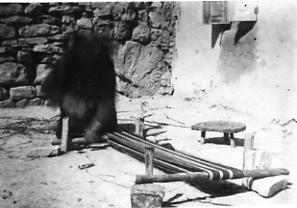 Навивание основы для тканья в ауле Ихорой