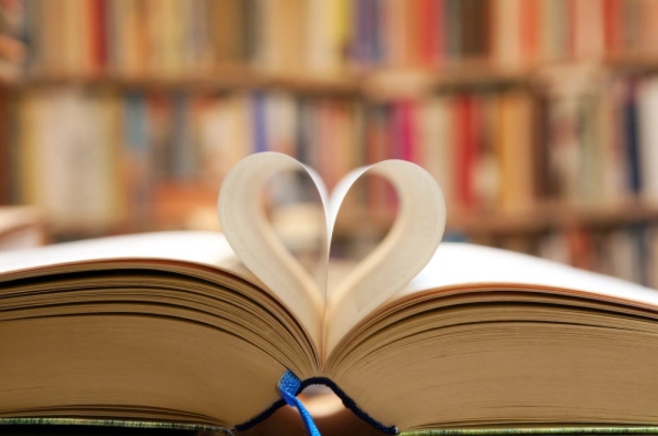 Файл:Книга с листочками в виде сердца.jpg