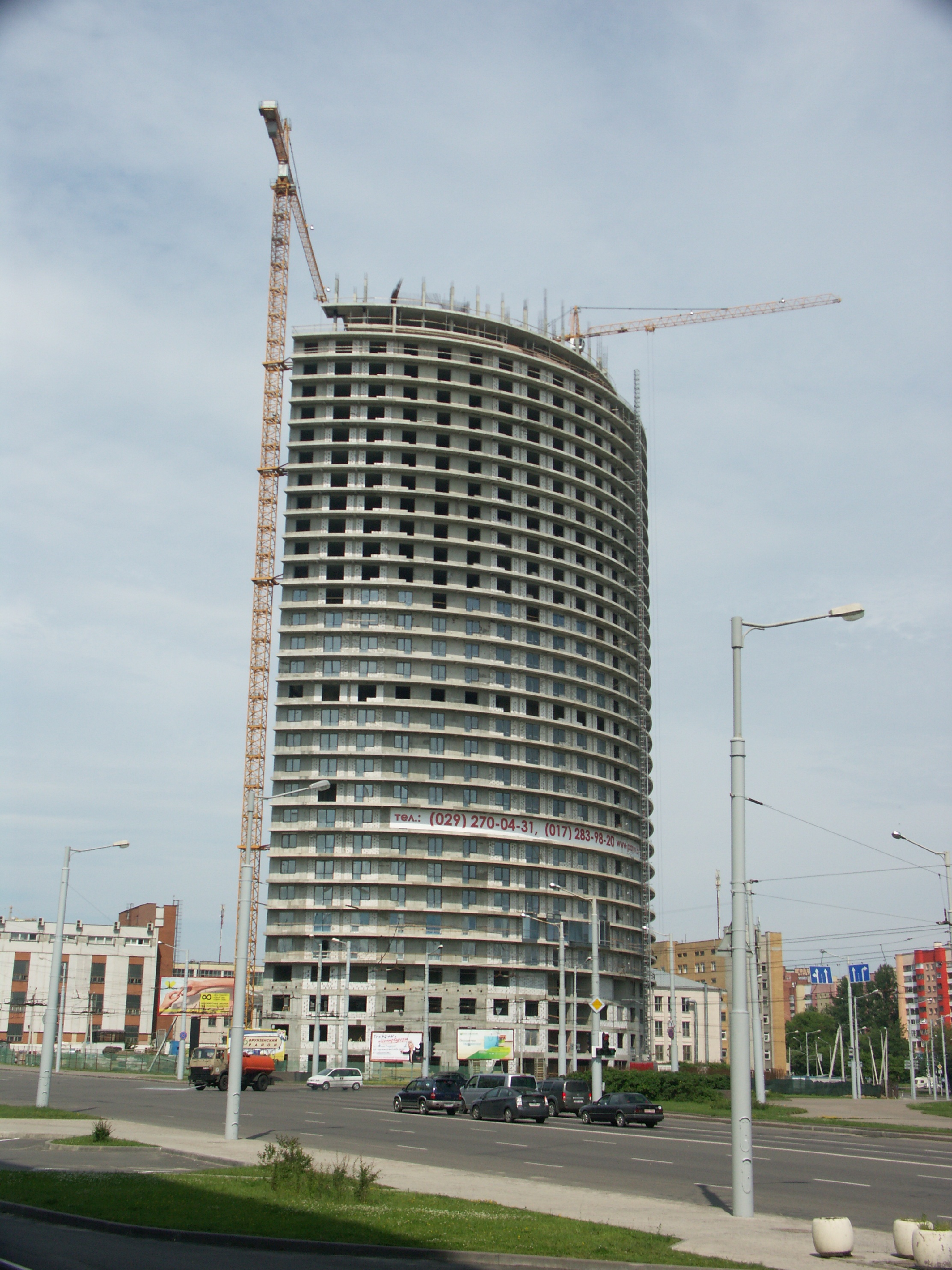 Небоскрёб "Парус" в Минске 17.06.2012 года..jpg