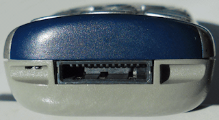 В нижней части корпуса находится разъём для подключения зарядного устройства.