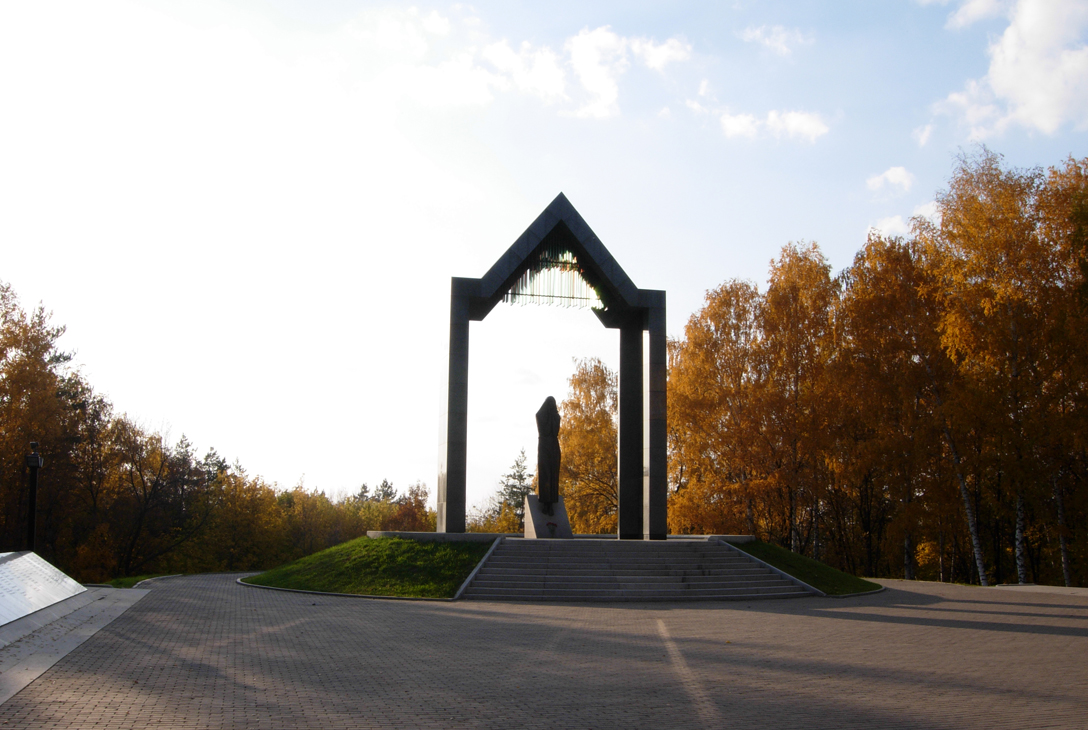 Скорбящая мать (Уфа).jpg