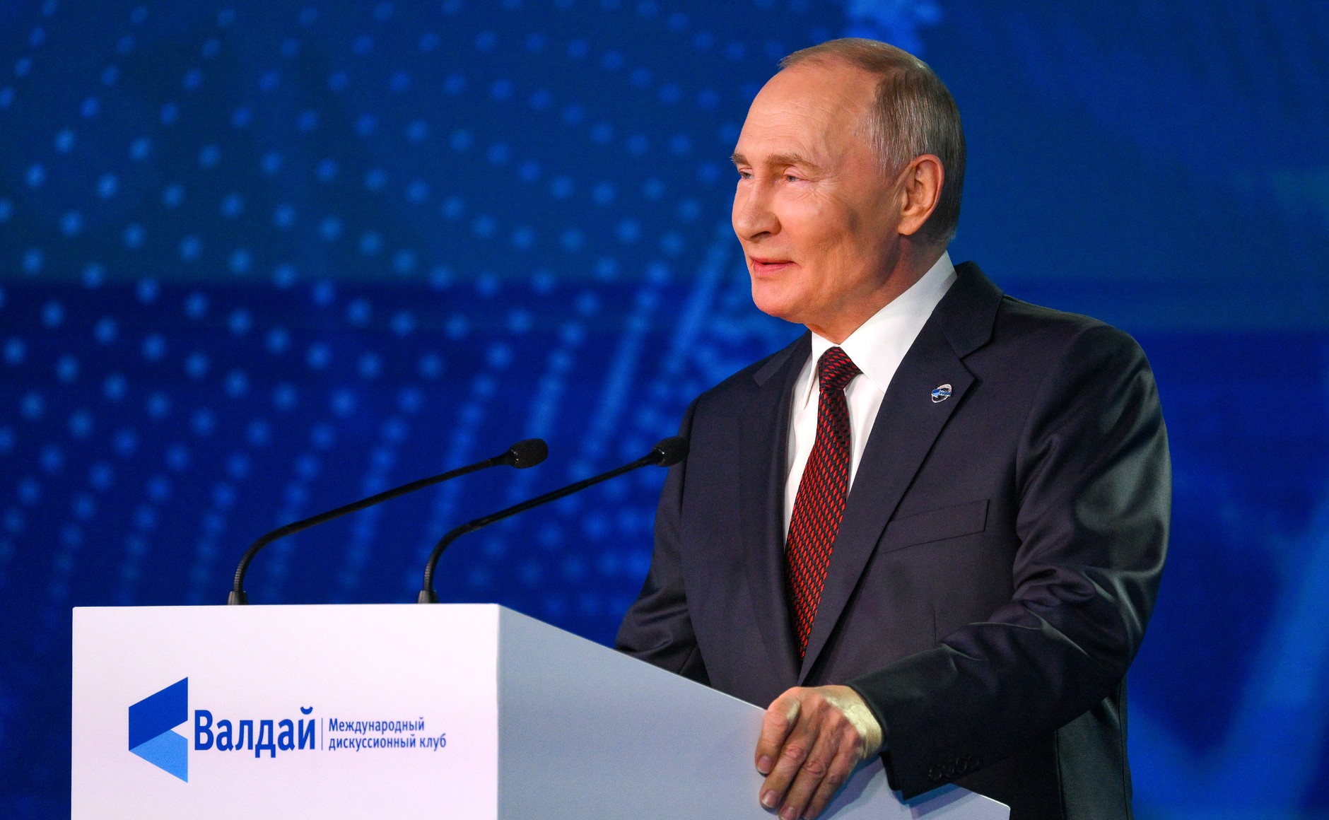 Файл:Владимир Путин за трибуной Валдая.jpg