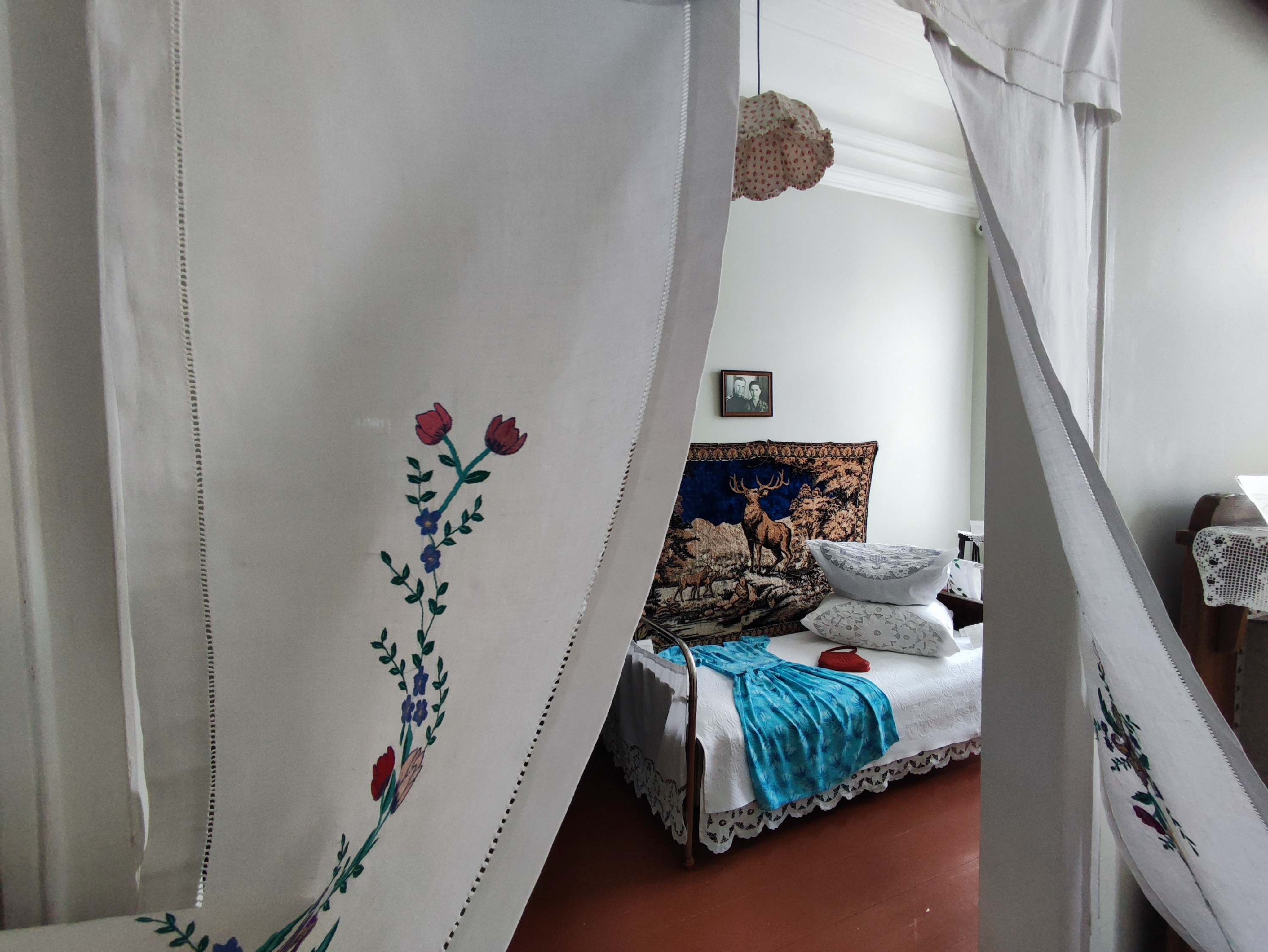 Интерьер комнаты молодожёнов Юрия и Валентины Гагариных; платье Валентины; междверные шторы, вышитые Валентиной и переданные в Дом-музей имени Юрия и Валентины Гагариных (Оренбург)