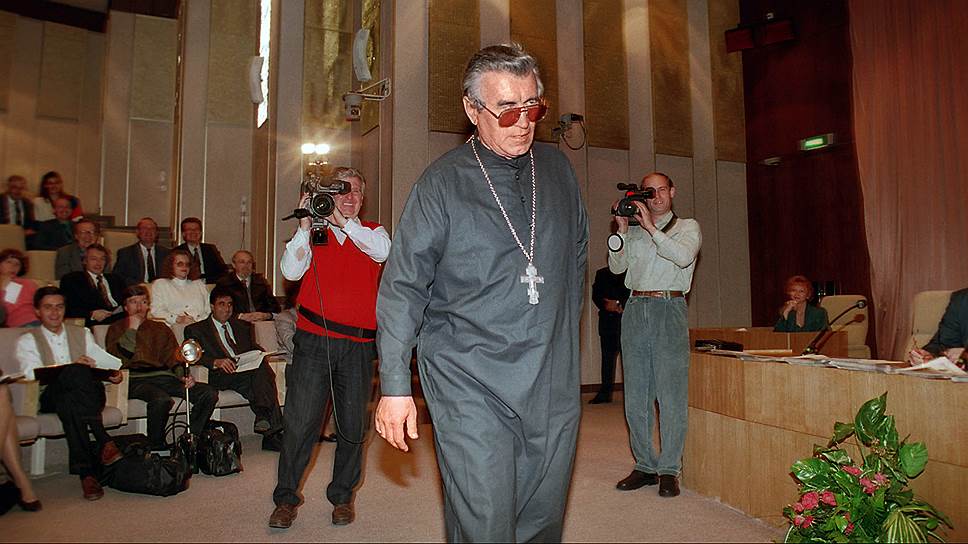 Марычев в костюме священника