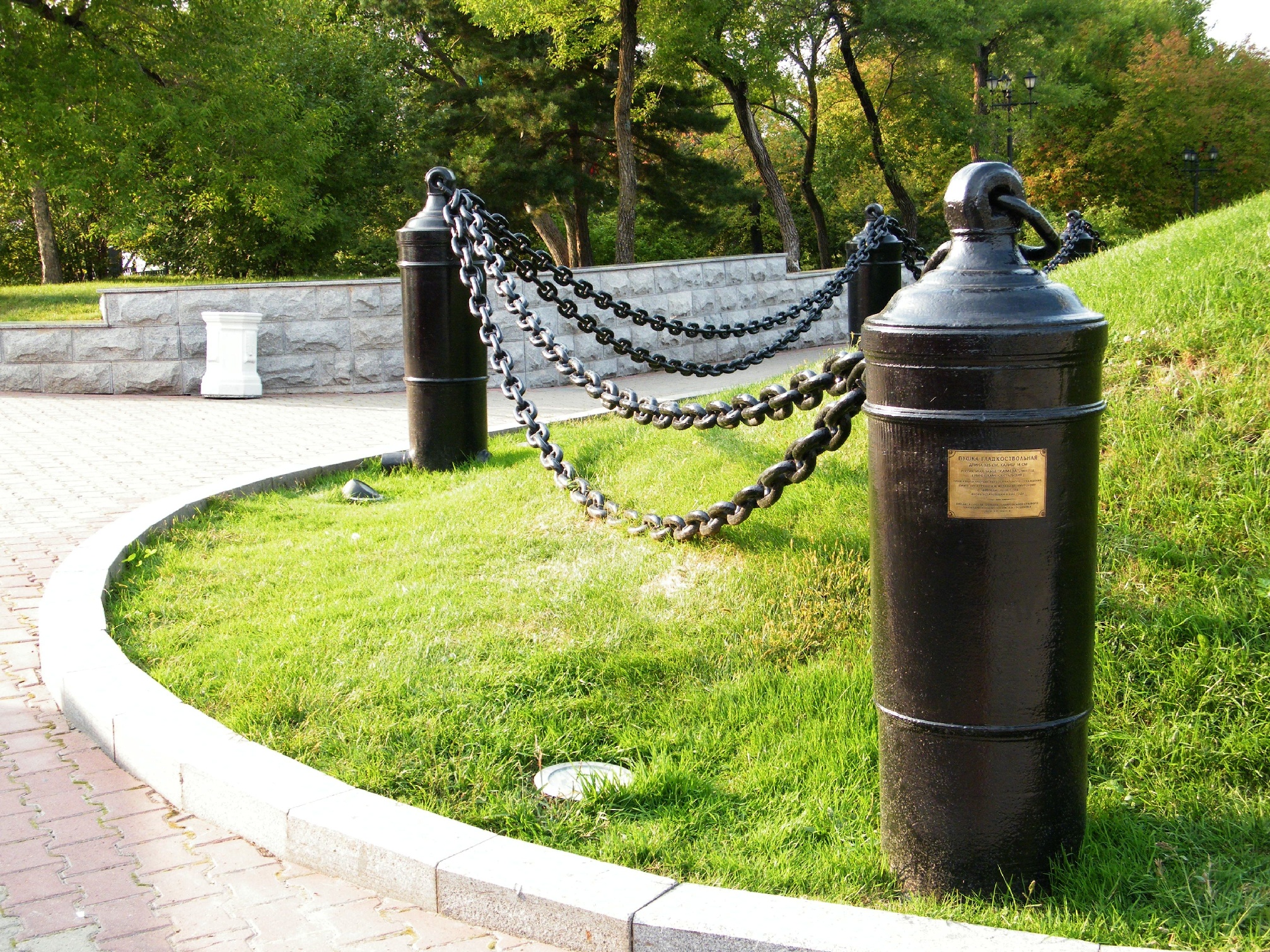 Ограда из старых пушек Хабаровск.jpg