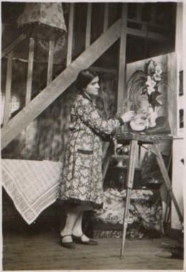 Lena Gurr in Paris.jpg